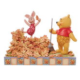Figura enesco disney winnie the pooh pooh & piglet recogiendo hojas de otoo